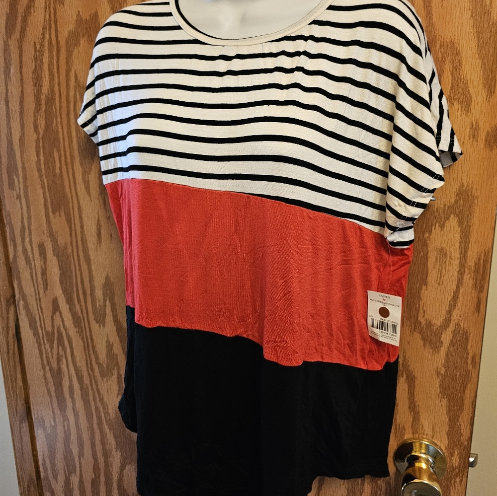 NEW. TOP WOMEN'S SIZE MEDIUM